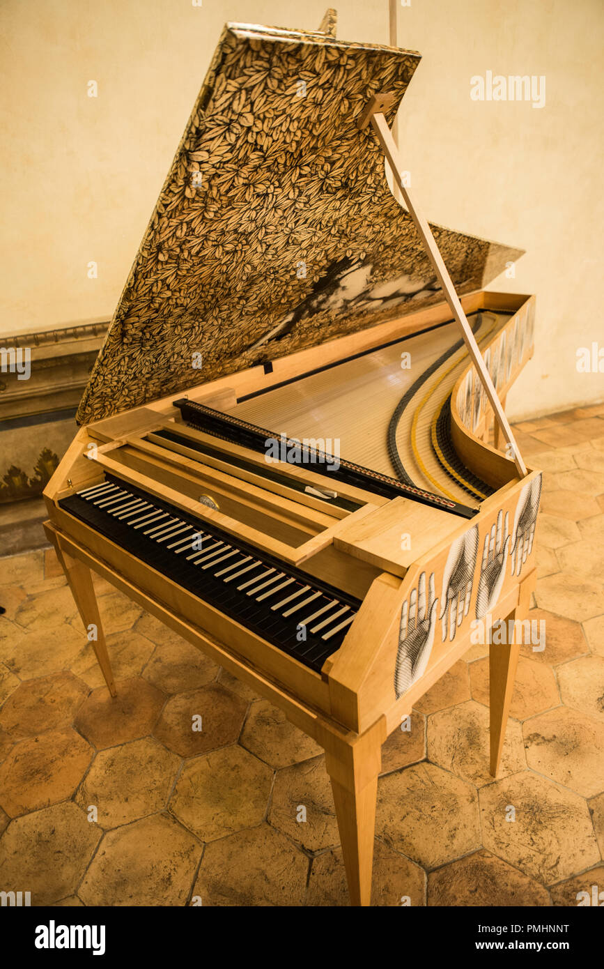 harpsicord décoré par le designer italien Fornasetti. Altemps, Rome, Italie. Banque D'Images