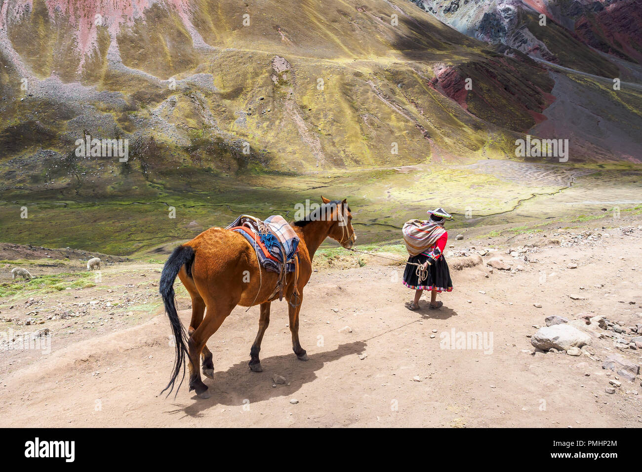 Les Péruviens indigènes est la randonnée à cheval avec le Mountain Rainbow dans Cusco. (Pérou) Banque D'Images