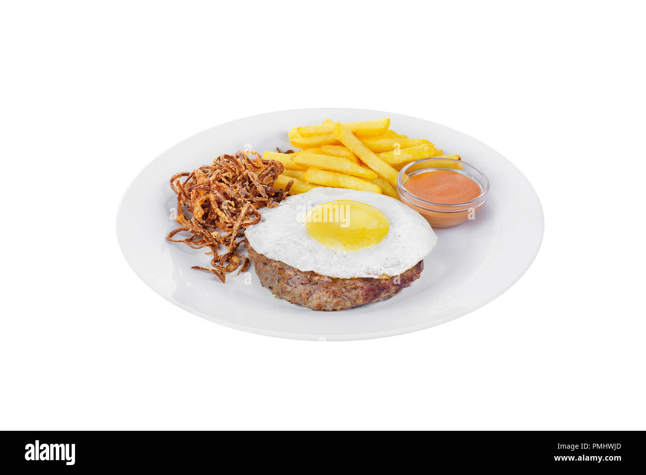 Escalope, Pavé de boeuf, d'agneau avec des œufs brouillés, frites, oignons frits et sauce à l'orange sur une assiette, isolé sur fond blanc. Vue de côté. Pour servir Banque D'Images