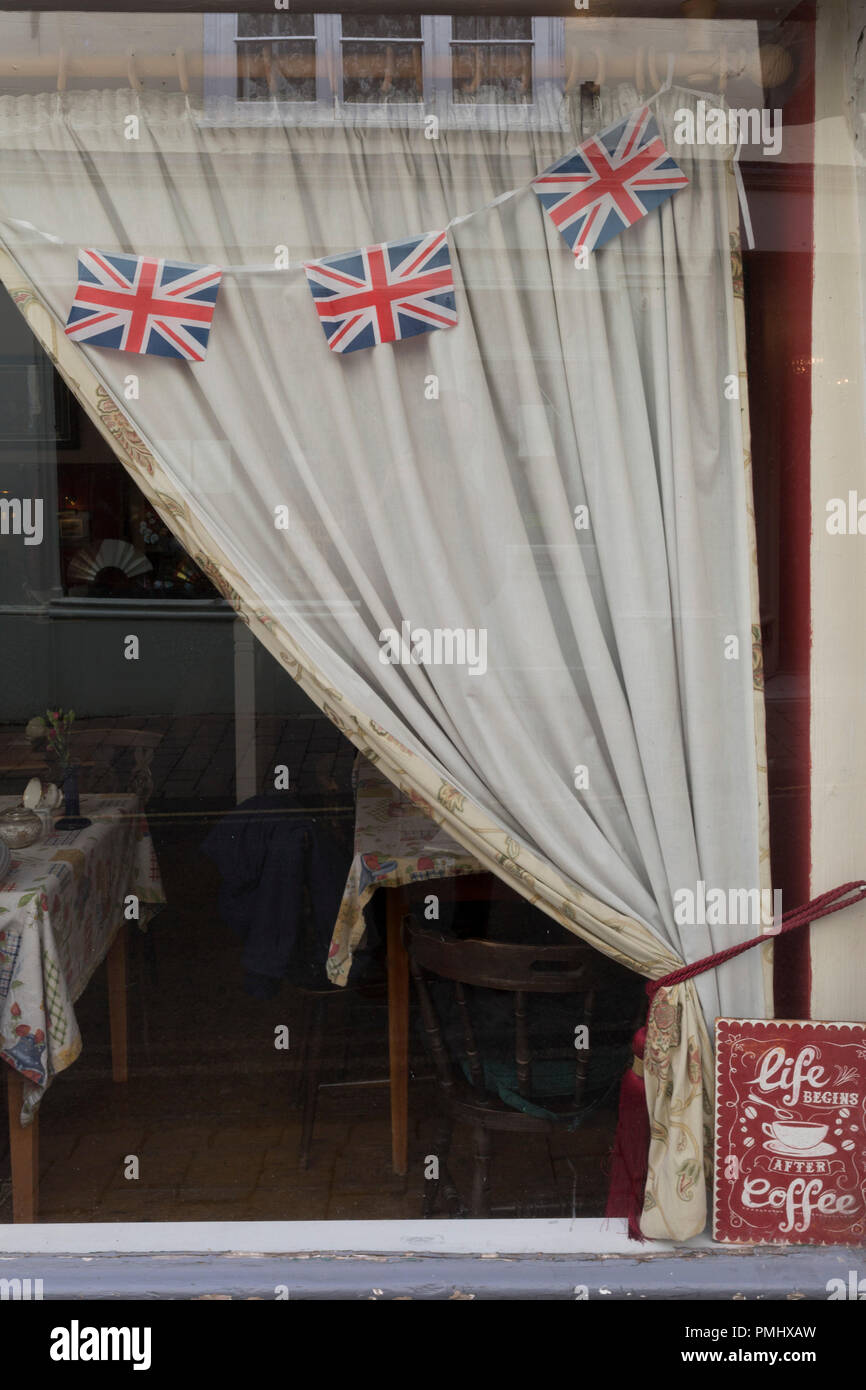 Accrocher des drapeaux Union Jack dans la fenêtre d'un magasin de thé, le 11 septembre 2018, dans la région de Ludlow, Shropshire, Angleterre, Royaume-Uni. Banque D'Images