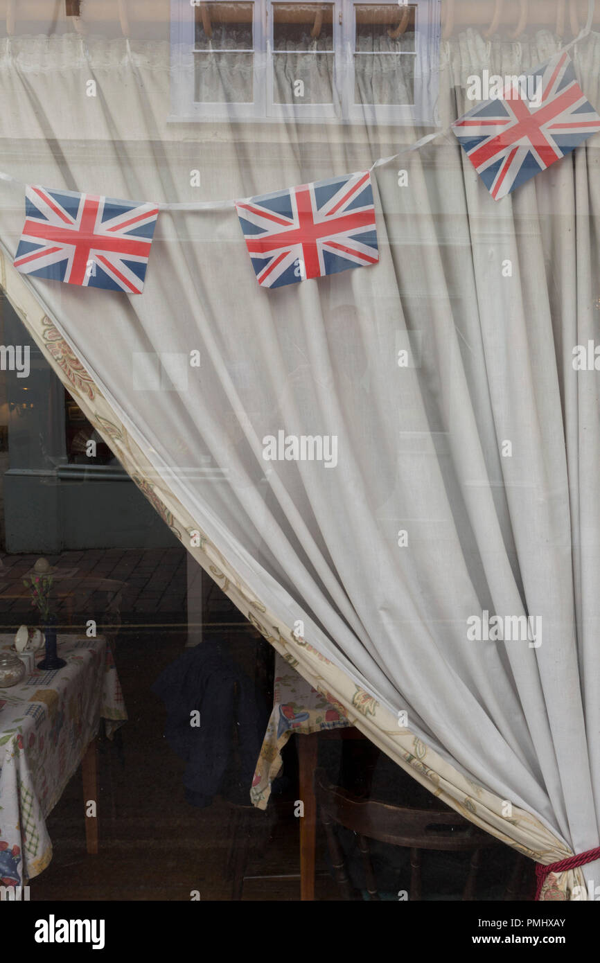 Accrocher des drapeaux Union Jack dans la fenêtre d'un magasin de thé, le 11 septembre 2018, dans la région de Ludlow, Shropshire, Angleterre, Royaume-Uni. Banque D'Images