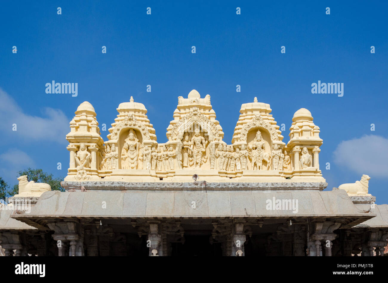 Figures sculptées en haut de Ranga Mandapa, Temple Virupaksha, Hampi, Karnataka, Inde Banque D'Images