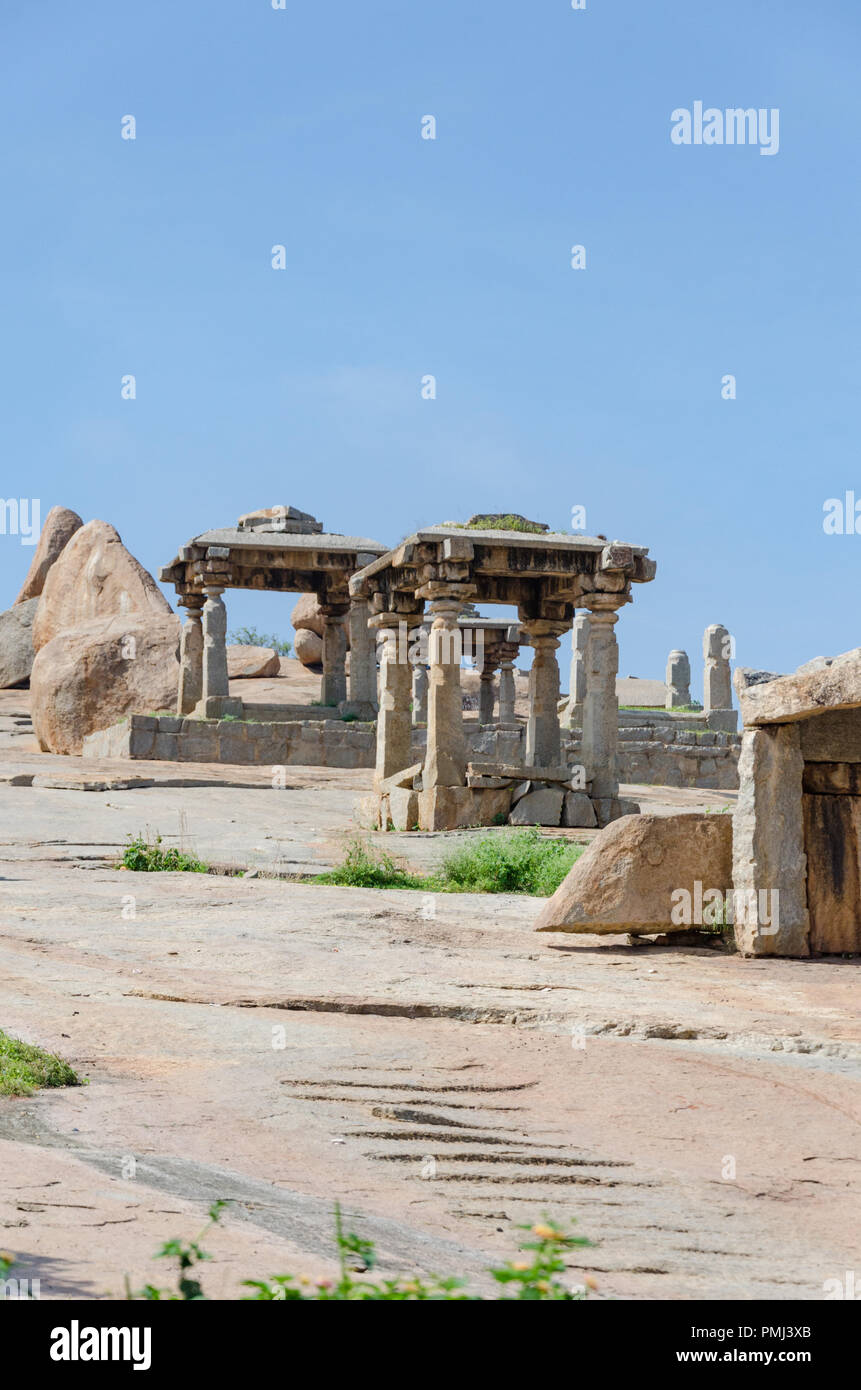 Énormes blocs de pierre et des structures sur l'Hemakuta Hill Hampi, Karnataka, Inde Banque D'Images