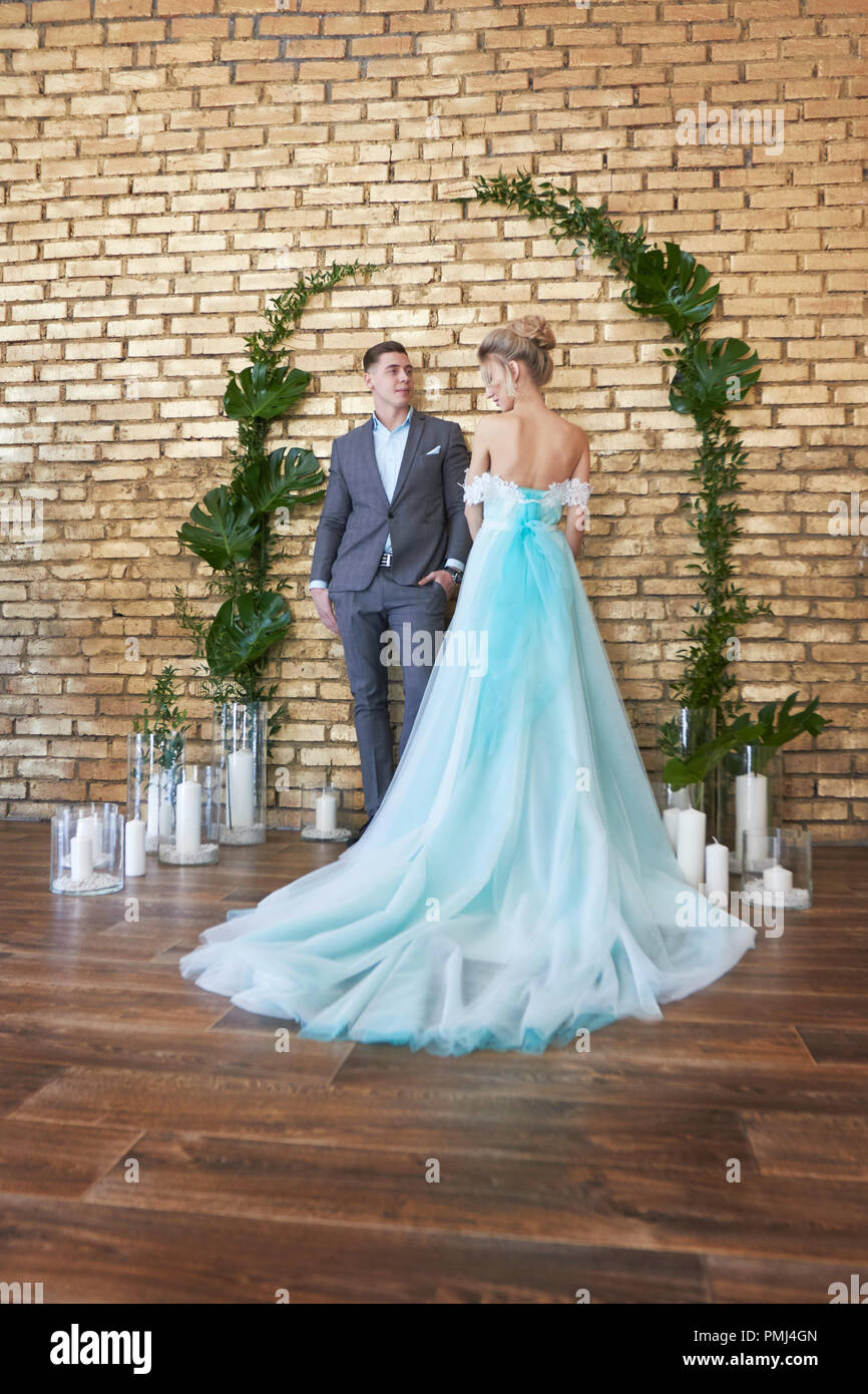 Couple nouvellement marié, couple d'amoureux avant le mariage. L'homme et  la femme s'aimer. La jeune mariée dans la robe turquoise et le marié dans  un costume bleu. Nous Photo Stock - Alamy