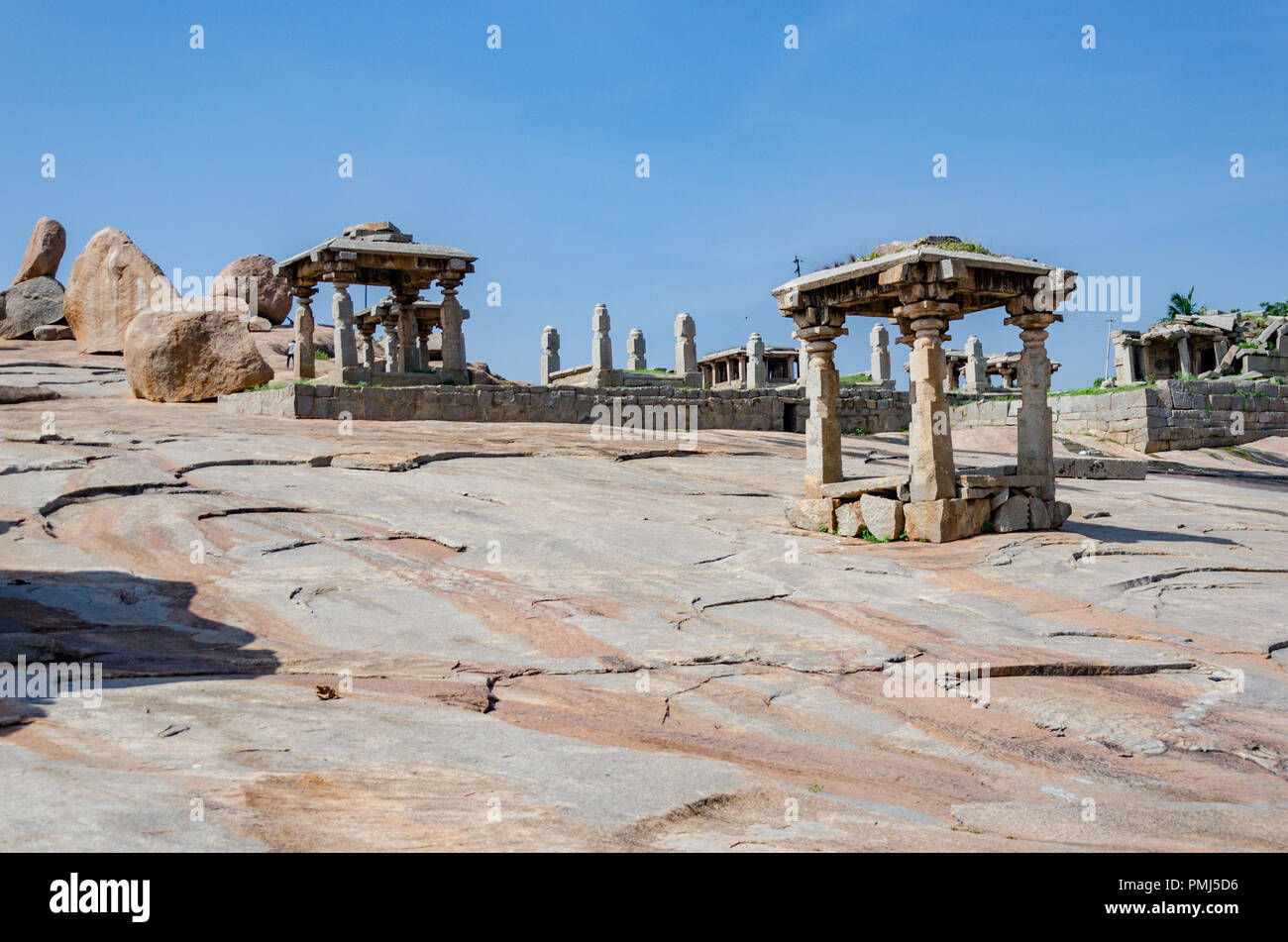 Énormes blocs de pierre et des structures sur l'Hemakuta Hill Hampi, Karnataka, Inde Banque D'Images