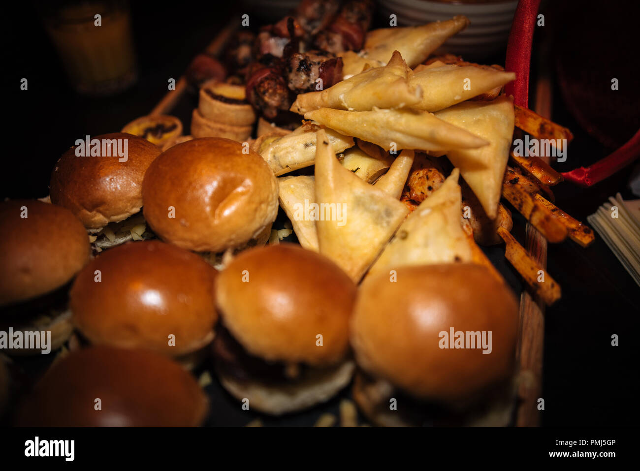 Close-up de mini-hamburgers et des samossas Banque D'Images