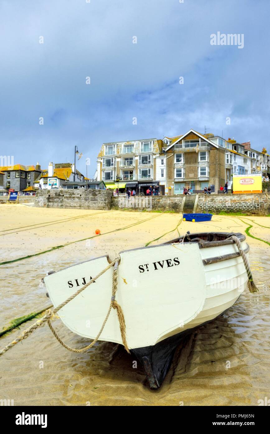 Un bateau à St Ives Harbour à marée basse,Cornwall, Angleterre, Royaume-Uni Banque D'Images Un bateau à St Ives Harbour à marée basse,Cornwall, Angleterre, Royaume-Uni Banque D'Images