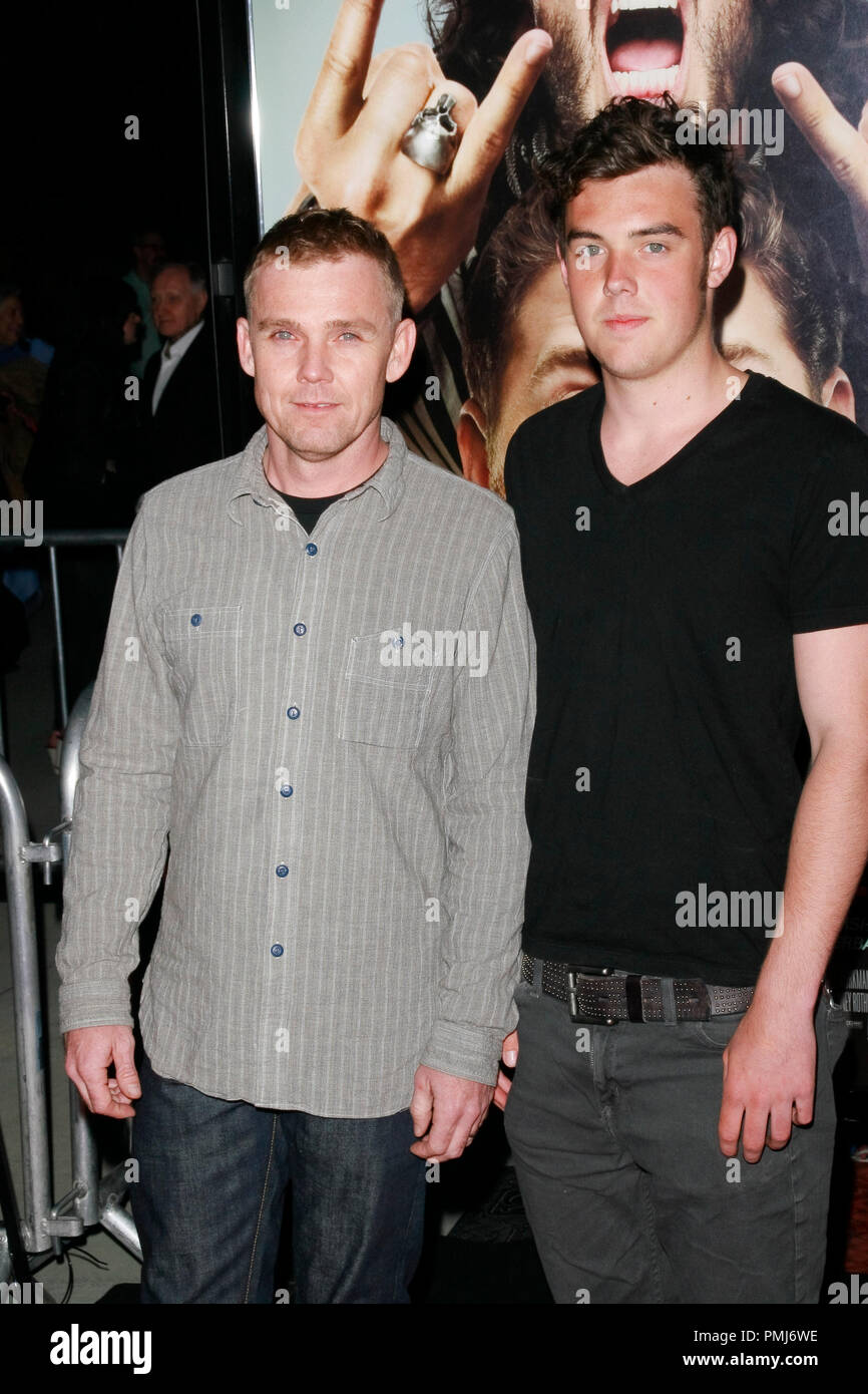 Rick Schroder avec fils Holden lors de la première de Universal Pictures' 'l'amener à la grecque". Tenue des arrivées au Théâtre Grec de Los Angeles, CA, le 25 mai 2010. Photo par Joseph Martinez / PictureLux 30262 Numéro de référence de dossier 042PLX pour un usage éditorial uniquement - Tous droits réservés Banque D'Images