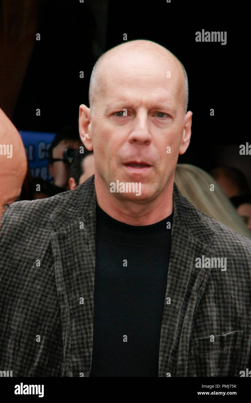 Bruce Willis à la Chambre de commerce de Hollywood cérémonie en l'honneur de Ben Kingsley avec le 2,410ème étoile sur le Hollywood Walk of Fame sur Hollywood Boulevard à Hollywood, CA, le 27 mai 2010. Photo par Picturelux 30266 Numéro de référence de dossier 047PLX pour un usage éditorial uniquement - Tous droits réservés Banque D'Images