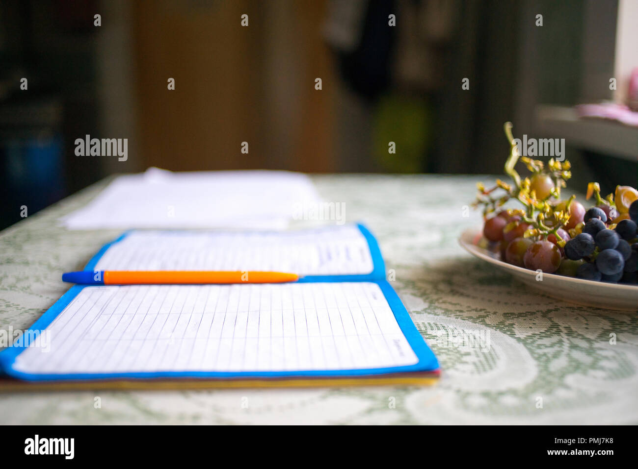 Table de bureau avec ordinateur, fournitures. L'espace de copie pour le texte. Banque D'Images