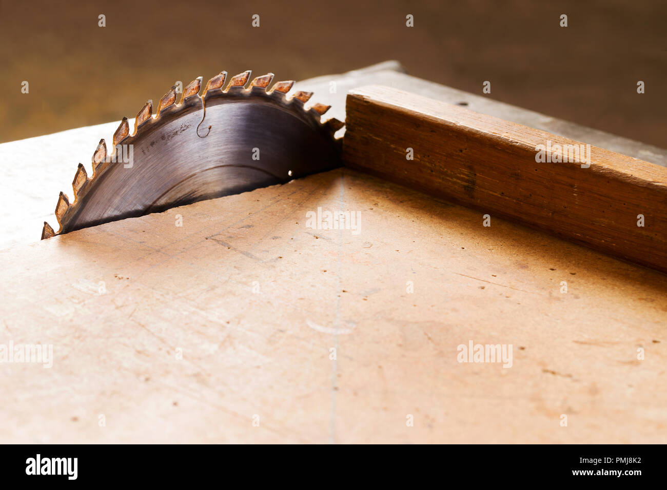 Outils de charpentier sur table en bois avec de la sciure de bois. Scie circulaire. Couper une planche de bois. Banque D'Images