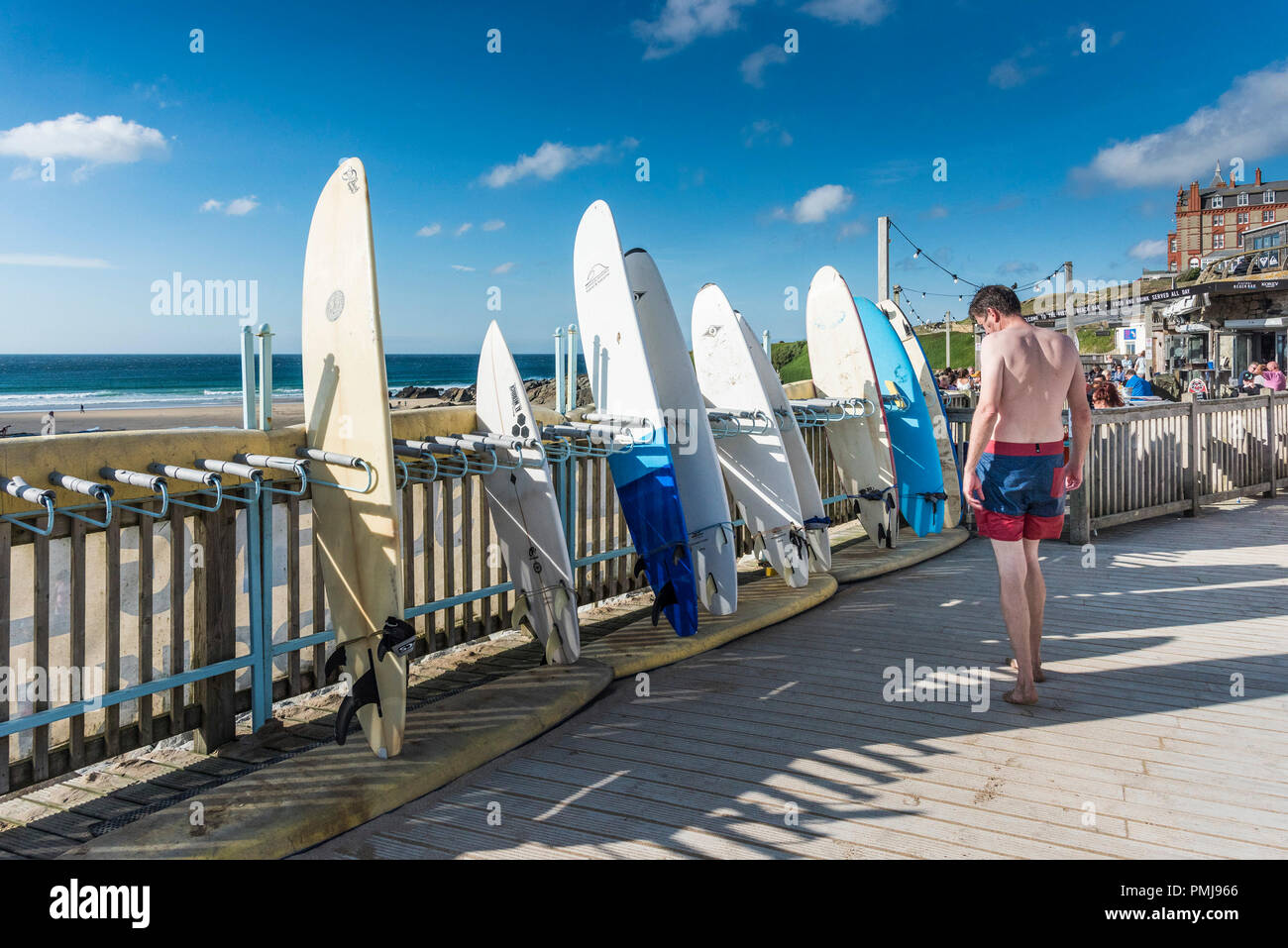 Les planches disponibles en location à plage de Fistral à Newquay en Cornouailles. Banque D'Images
