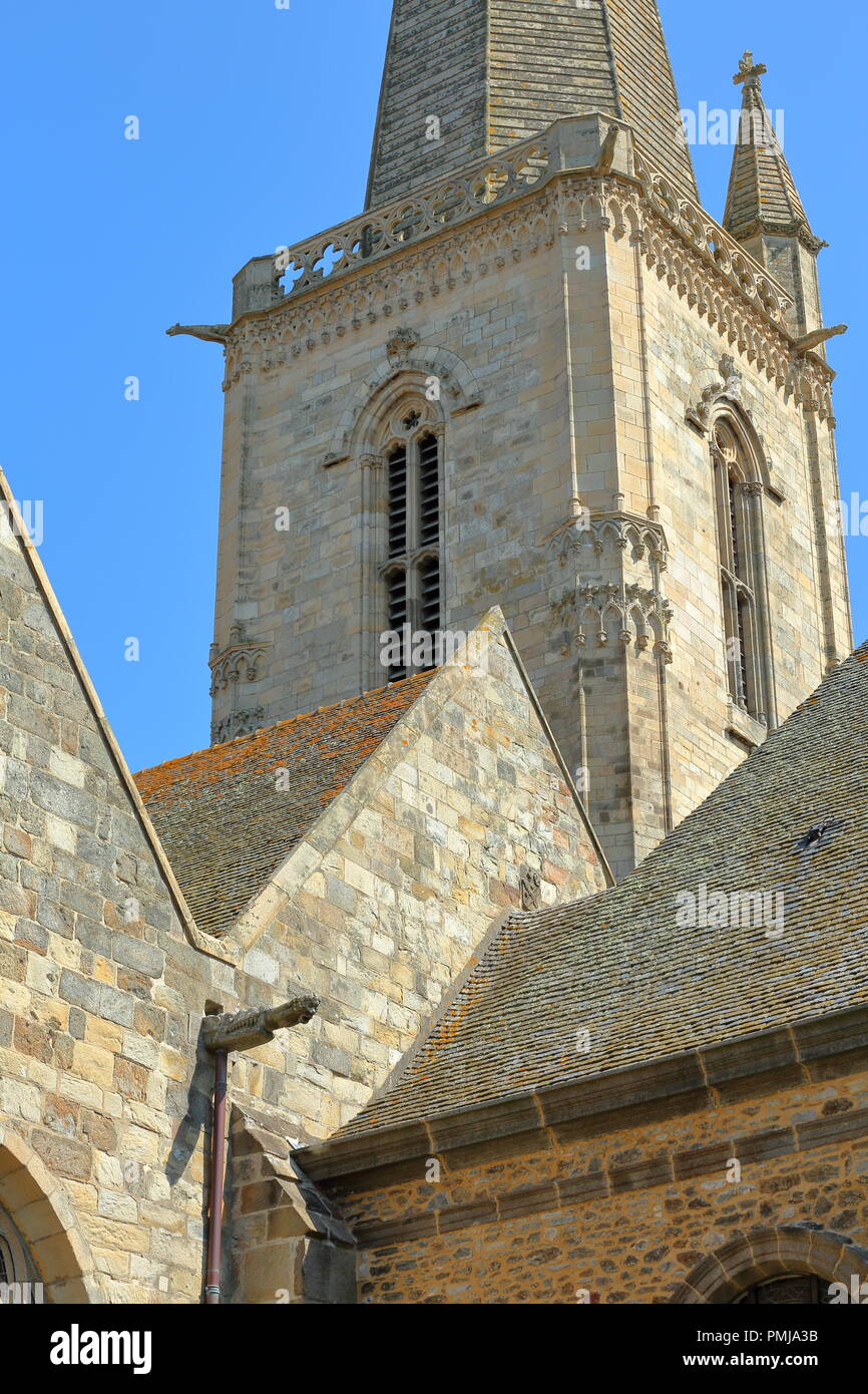 Gros plan sur le clocher de la Cathédrale Saint Vincent avec flèches et des gargouilles, situé à l'intérieur de la ville fortifiée de Saint Malo, Bretagne, France Banque D'Images