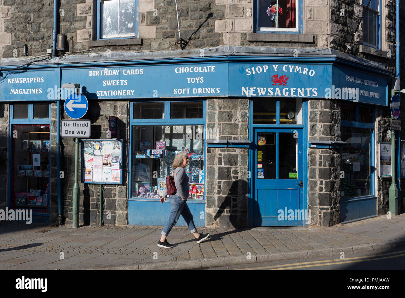 Townsfolk longe les marchands de journaux et une boutique de cadeaux sur Eldon Square, le 12 septembre 2018, dans la région de Dolgellau, Gwynedd, Pays de Galles. Banque D'Images