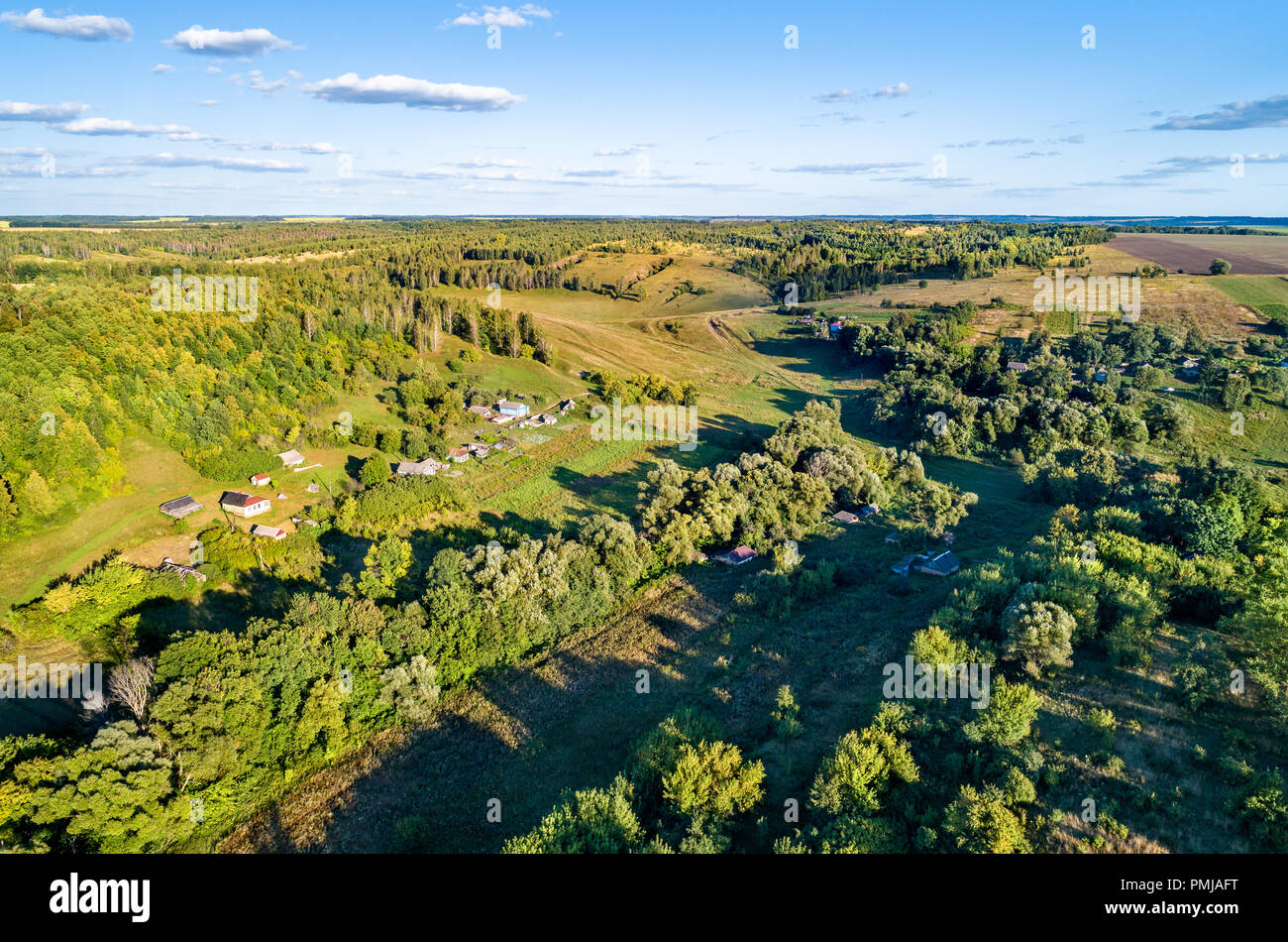 Antenne typique paysage de la montagne russe Central. Gorodkovo Bolshoe village, Kursk region Banque D'Images