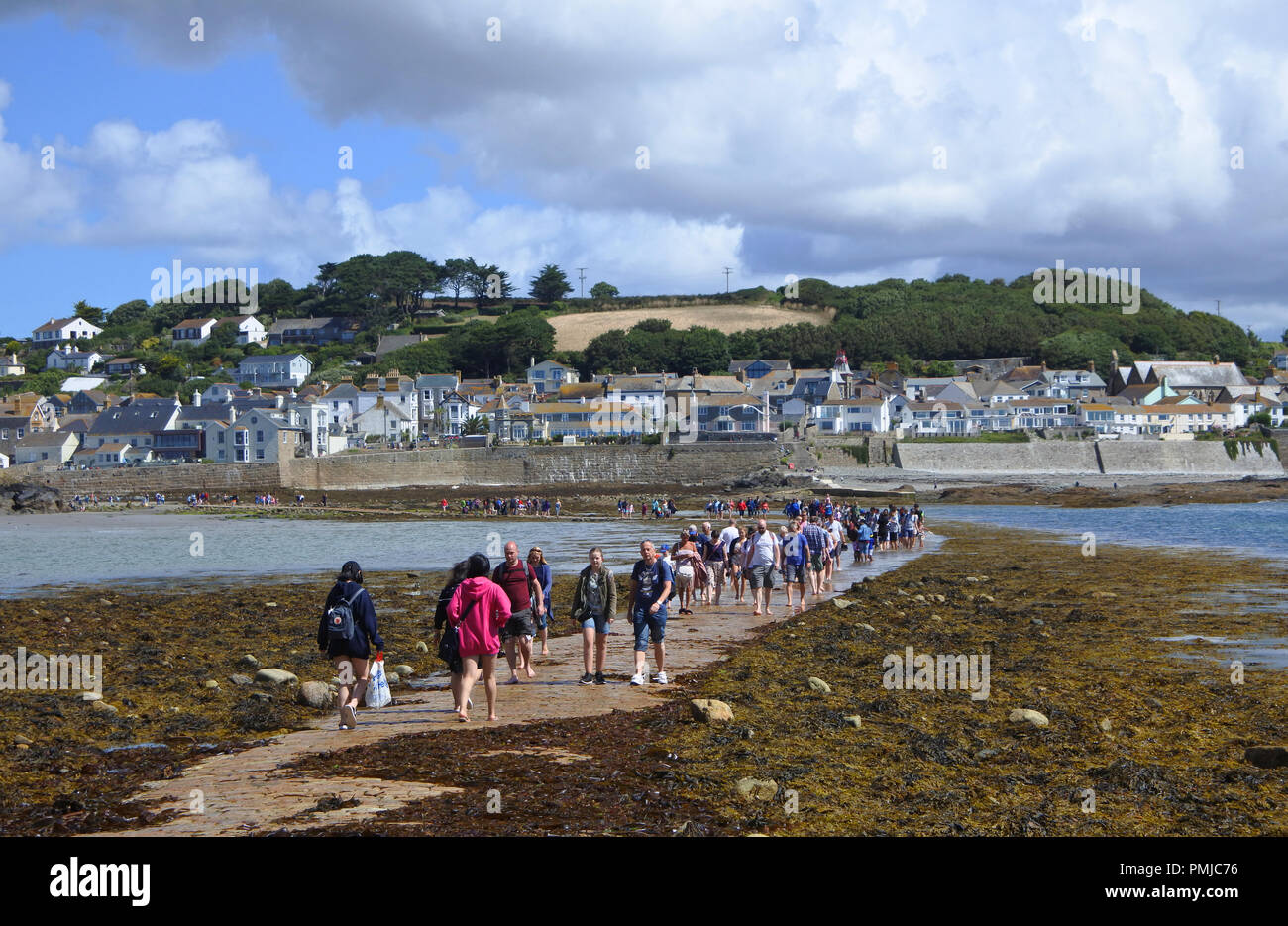 Des foules de touristes à pied à travers la chaussée de St Michael's Mount, Cornwall, UK - John Gollop Banque D'Images