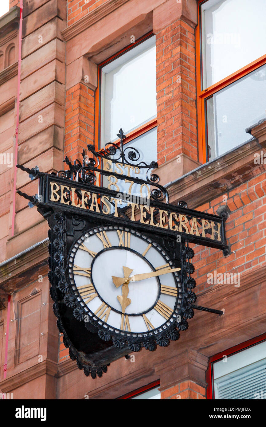 L'extérieur de la vieille horloge Belfast Telegraph Building sur Royal Avenue, Belfast, en Irlande du Nord Banque D'Images