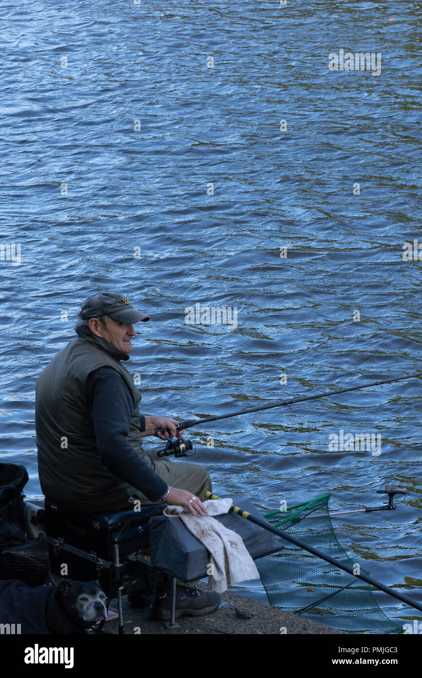 Pêche à la ligne sur la rive de la rivière Ouse, York, North Yorkshire, Angleterre, Royaume-Uni, Banque D'Images