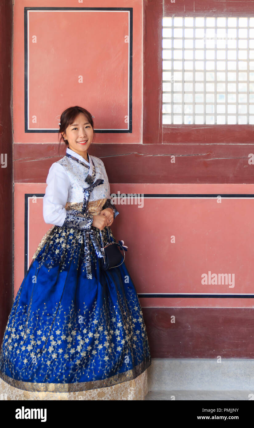 Belle femme coreenne vetu hanbok le costume traditionnel coreen dans la region de Gyeongbokgung Seoul Coree du Sud Photo Stock Alamy