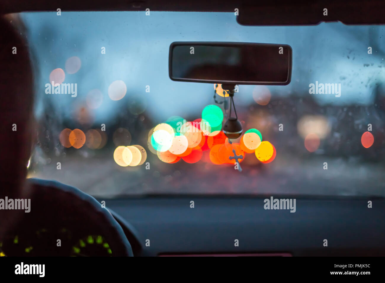 Les lumières de flou d'embouteillage sur la nuit pour l'arrière plan. L'image du barbouillage Banque D'Images