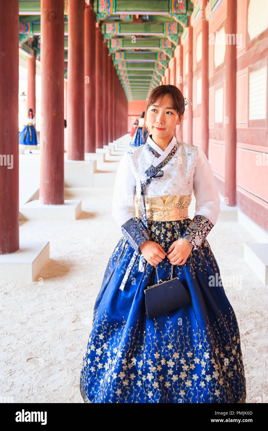 Belle femme coréenne vêtu hanbok, le costume traditionnel coréen, dans la  région de Gyeongbokgung, Séoul, Corée du Sud Photo Stock - Alamy