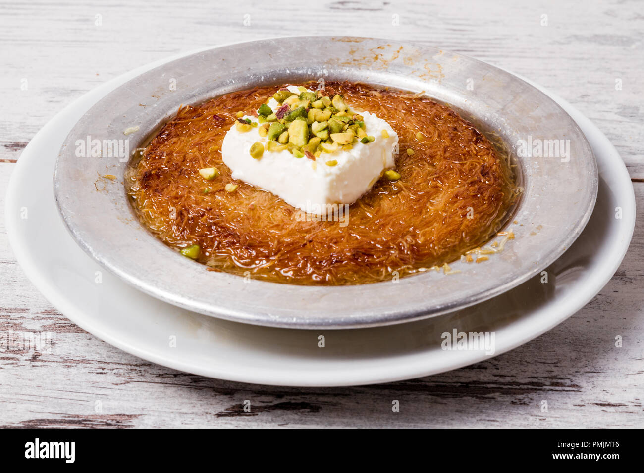 Delicieux Dessert Turc Traditionnel Kunefe A La Pistache Et Creme Photo Stock Alamy Delicieux Dessert Turc Traditionnel Kunefe A La Pistache Et Creme Photo Stock Alamy
