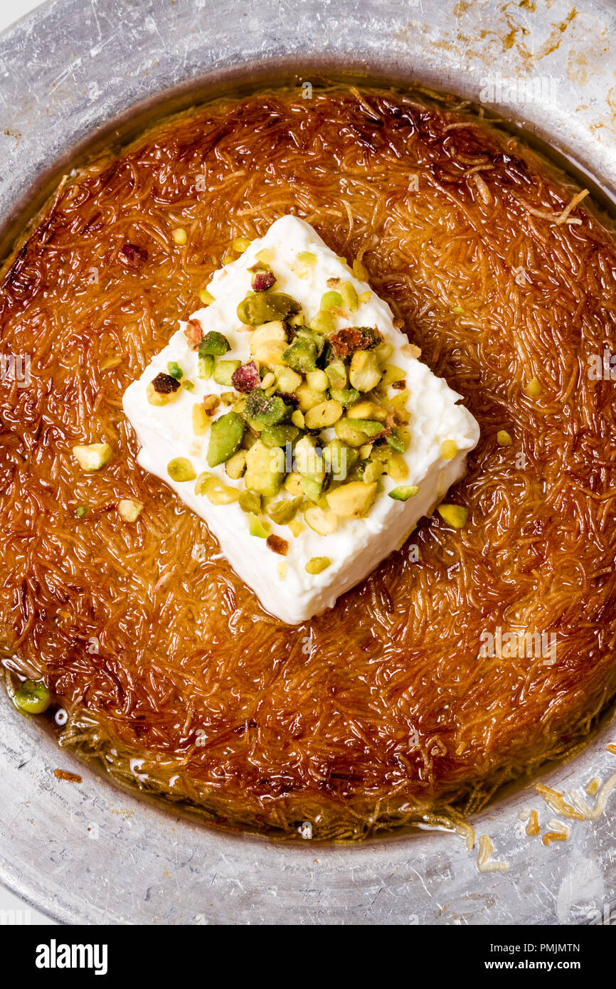 Delicieux Dessert Turc Traditionnel Kunefe A La Pistache Et Creme Photo Stock Alamy Delicieux Dessert Turc Traditionnel Kunefe A La Pistache Et Creme Photo Stock Alamy