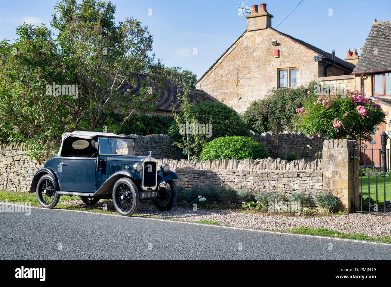 1934 Austin 7 159 à l'extérieur d'un chalet. Broadway, Cotswolds, Worcestershire, Angleterre. Banque D'Images