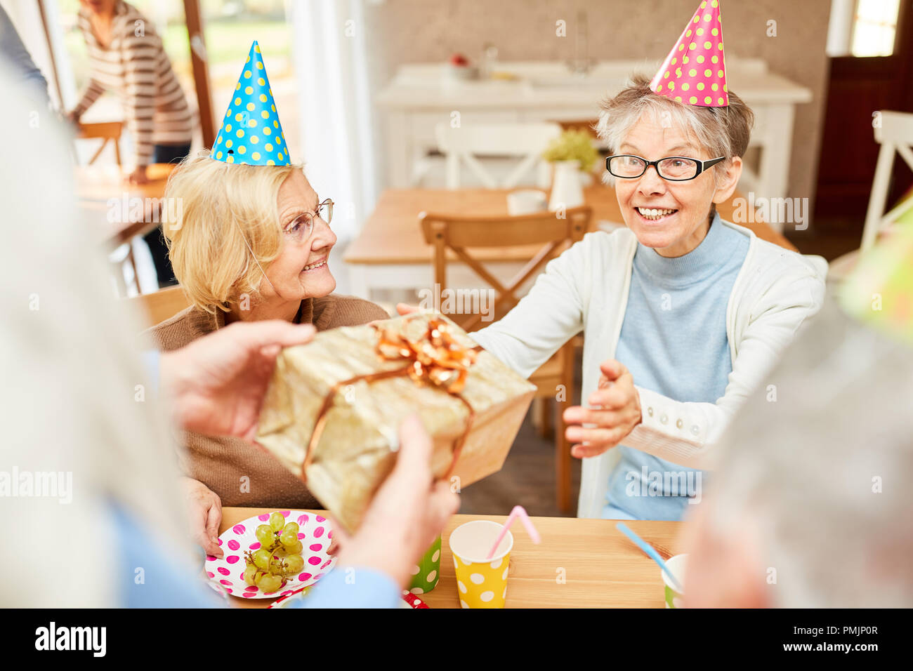 Hauts femme comme une fille d'anniversaire est heureux d'un cadeau à son anniversaire Banque D'Images
