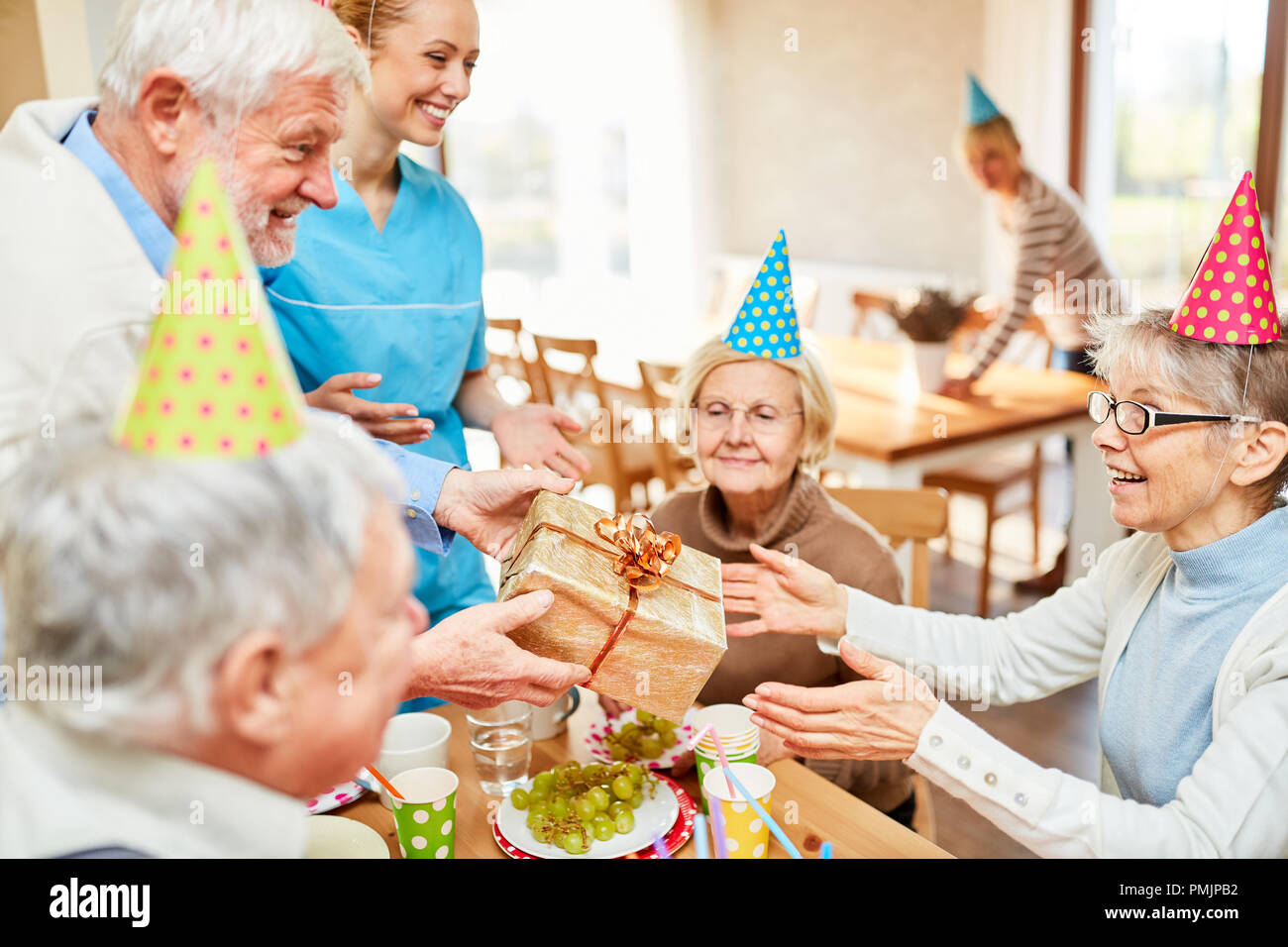 Senior woman comme un anniversaire fille obtient un présent à son anniversaire Banque D'Images