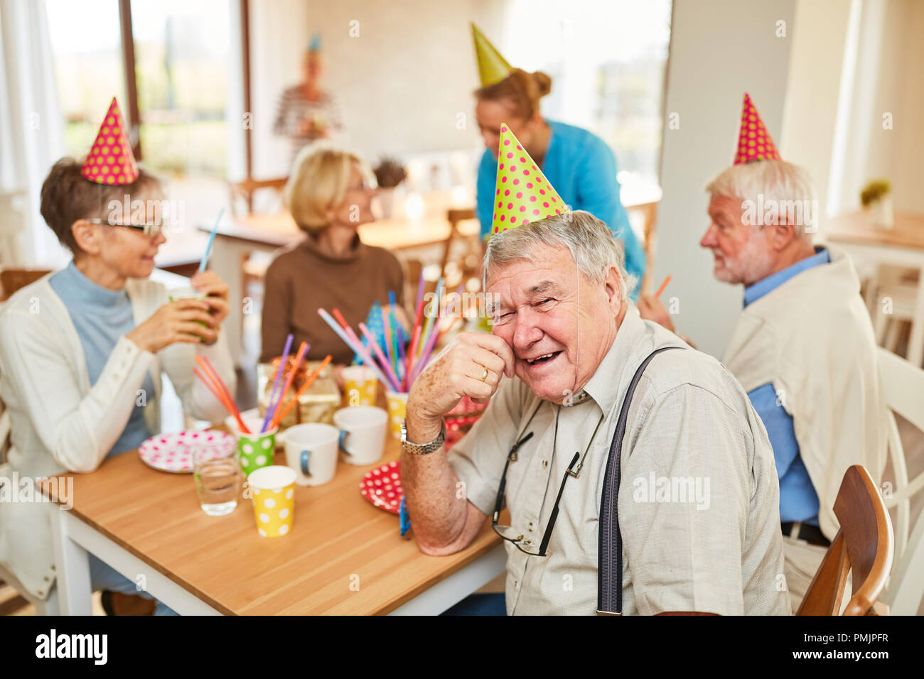 Les Personnes Agees Celebrer Anniversaire Ensemble Dans Une Maison De Retraite Et S Amuser Ensemble Photo Stock Alamy