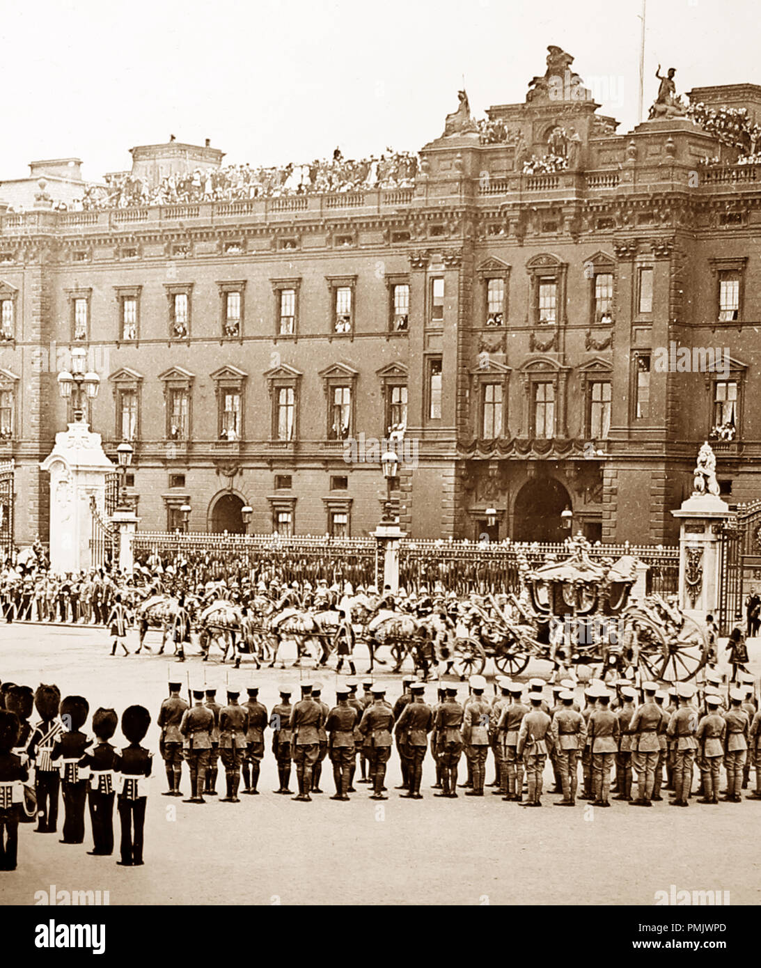 Le Roi de quitter le palais de Buckingham pour l'ouverture du Parlement, début des années 1900 Banque D'Images