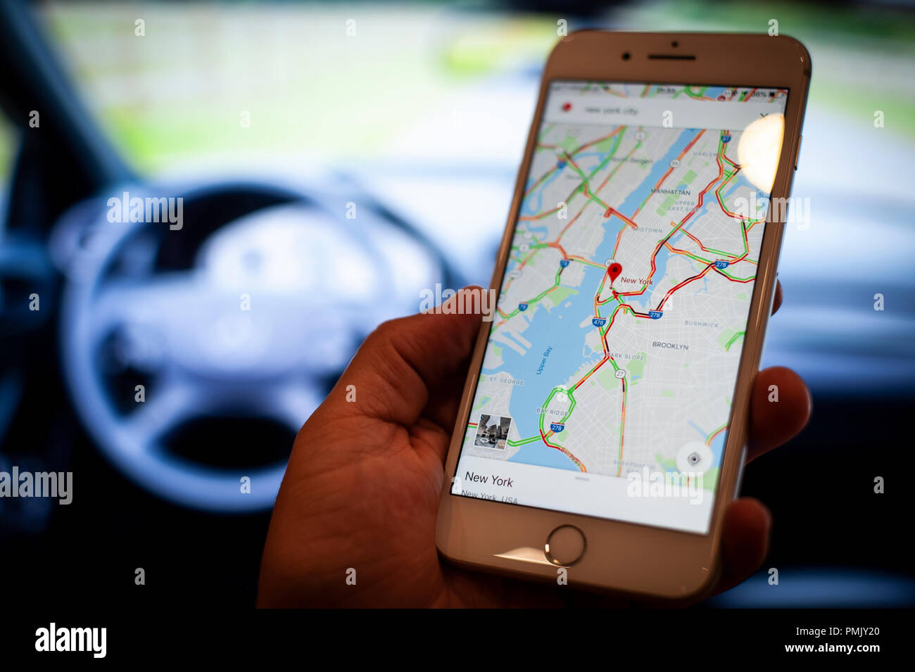 Un téléphone mobile avec l'application Google Maps est vu dans cette photo illustration le 18 septembre 2018. Google est réglé sur un partenariat avec les mondes de lar Banque D'Images