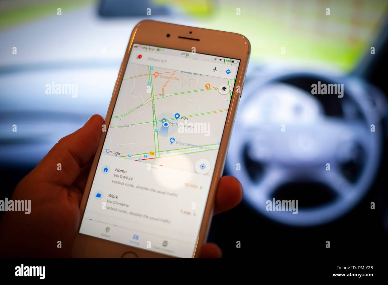 Un téléphone mobile avec l'application Google Maps est vu dans cette photo illustration le 18 septembre 2018. Google est réglé sur un partenariat avec les mondes de lar Banque D'Images