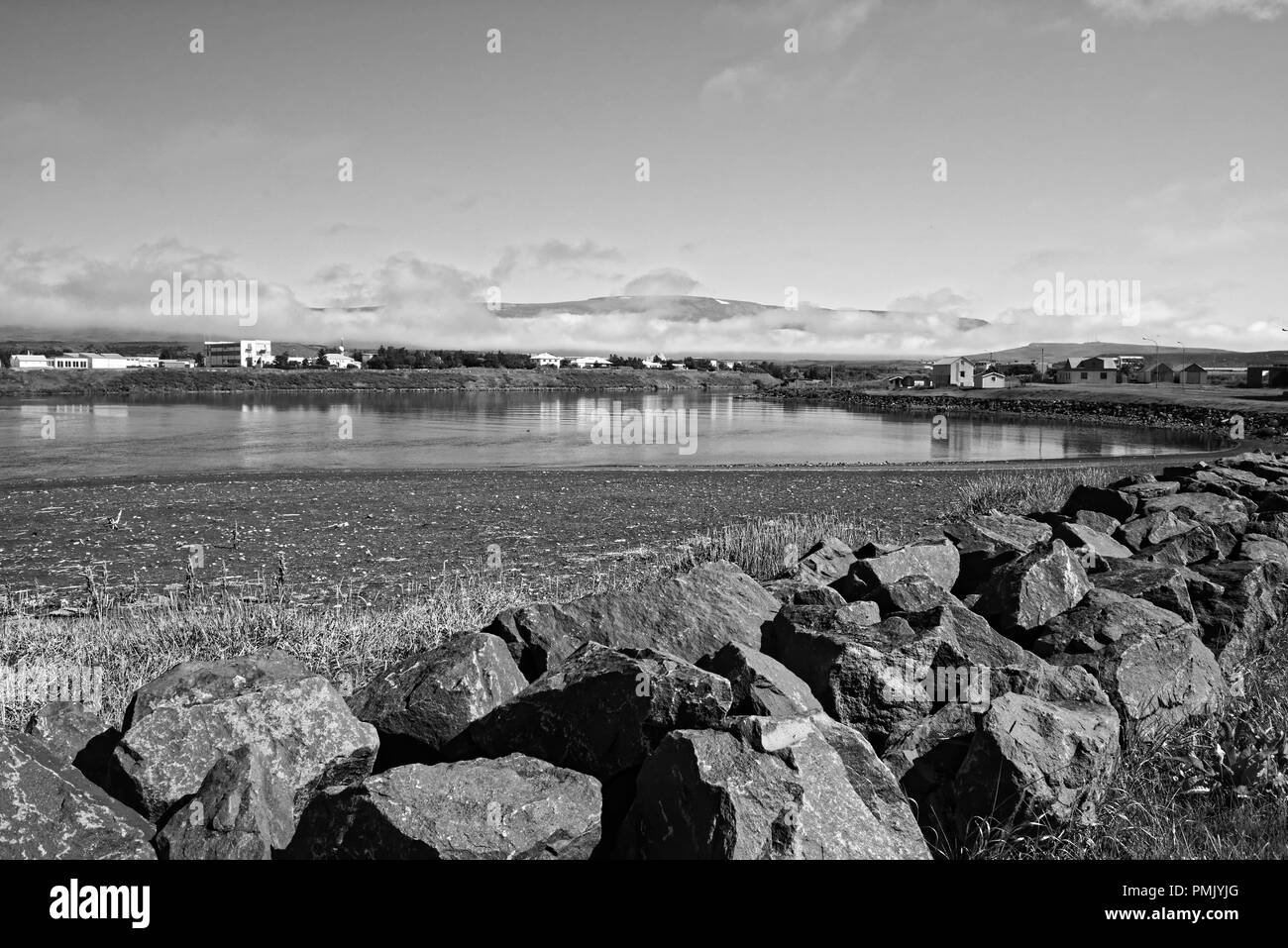 Vue sur les bâtiments proches du lac de Mývatn, prises depuis un pseudocrater. Le lac est dans une zone volcanique active dans le nord de l'Islande Banque D'Images