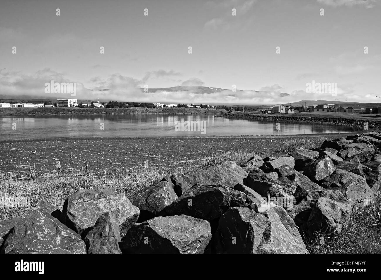 Vue sur les bâtiments proches du lac de Mývatn, prises depuis un pseudocrater. Le lac est dans une zone volcanique active dans le nord de l'Islande Banque D'Images
