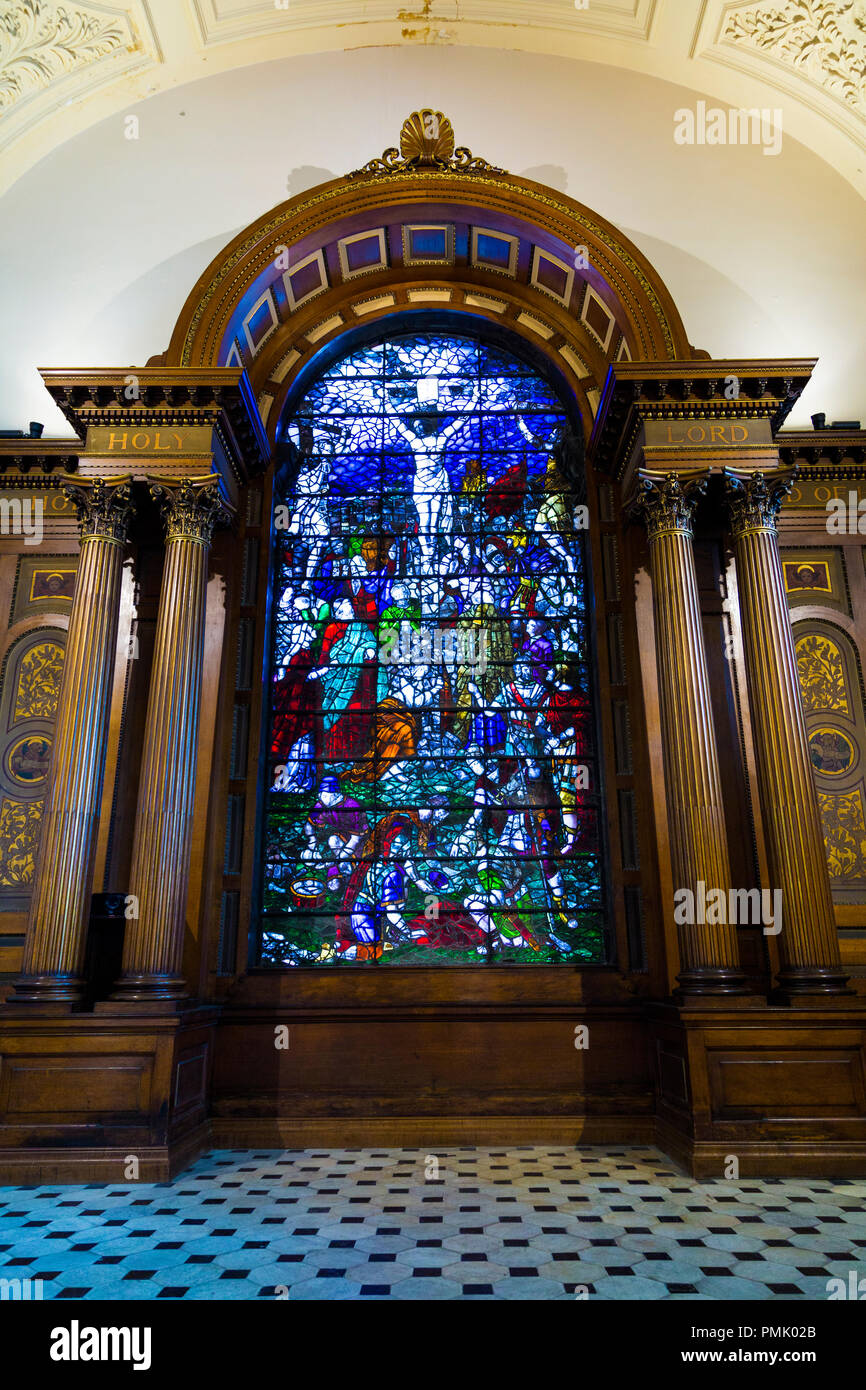 Verre émaillé représentant la crucifixion de Jésus Christ, le Sermon sur la montagne, St Anne's Limehouse, Londres, UK Banque D'Images