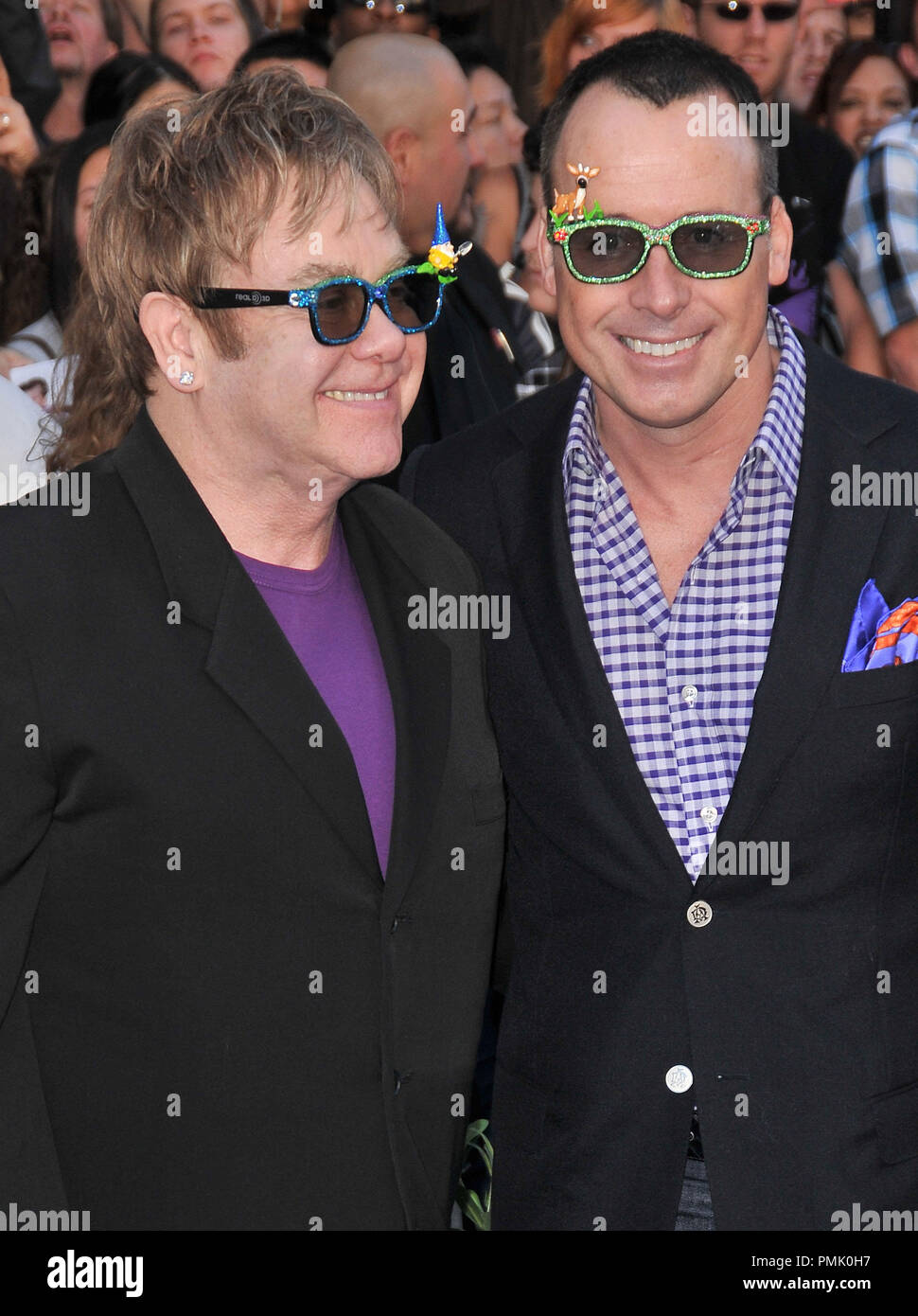 Elton John et David Furnish lors de la première mondiale de 'Gnomeo & Juliet' tenue à l'El Capitan Theatre à Hollywood, CA. L'événement a eu lieu le dimanche 23 janvier 2011. Photo de RPAC Pacifique Photo Presse/ PictureLux Banque D'Images
