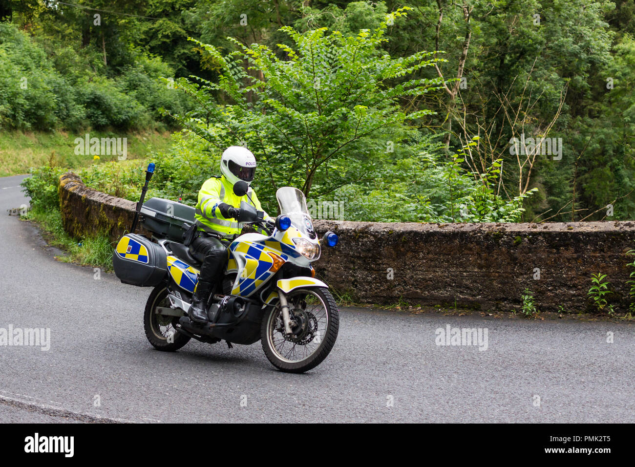 Moto de Police d'arrondissement précurseur d'un coude, Glenarriff, comté d'Antrim, en Irlande du Nord. Banque D'Images