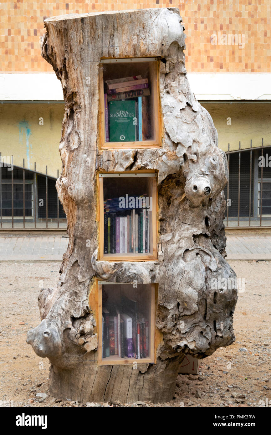 Tronc d'un arbre mort utilisé pour l'échange de livres libres. Banque D'Images
