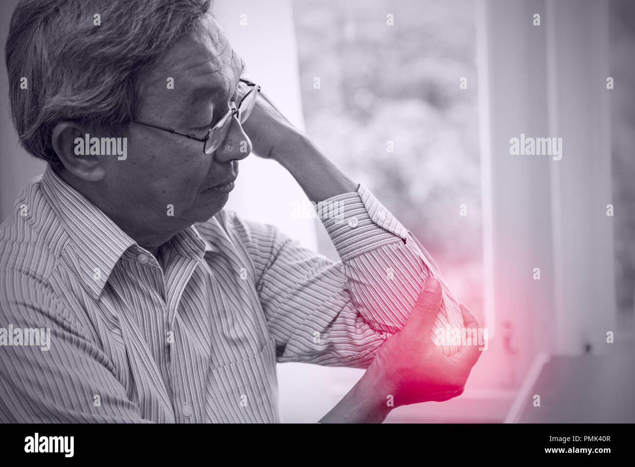 Les personnes âgées La douleur coude aîné concept santé Banque D'Images