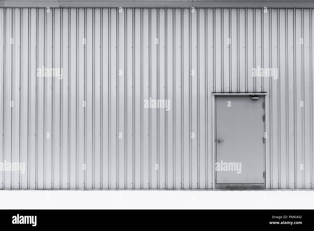 Sur le mur en aluminium porte industrielle usine-entrepôt Photo Stock -  Alamy