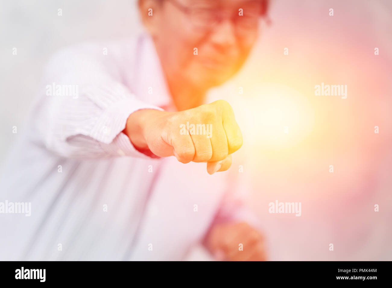 ้Healthy bonne santé forte aîné fist punch combats avec la maladie et maladie Banque D'Images
