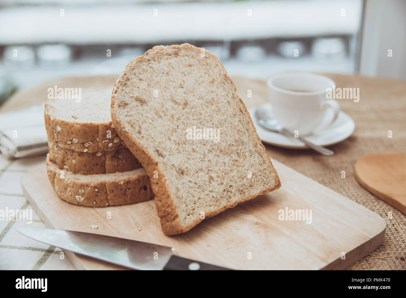 Le pain de grains entiers sur table en bois repas du matin avec café vintage color tone Banque D'Images