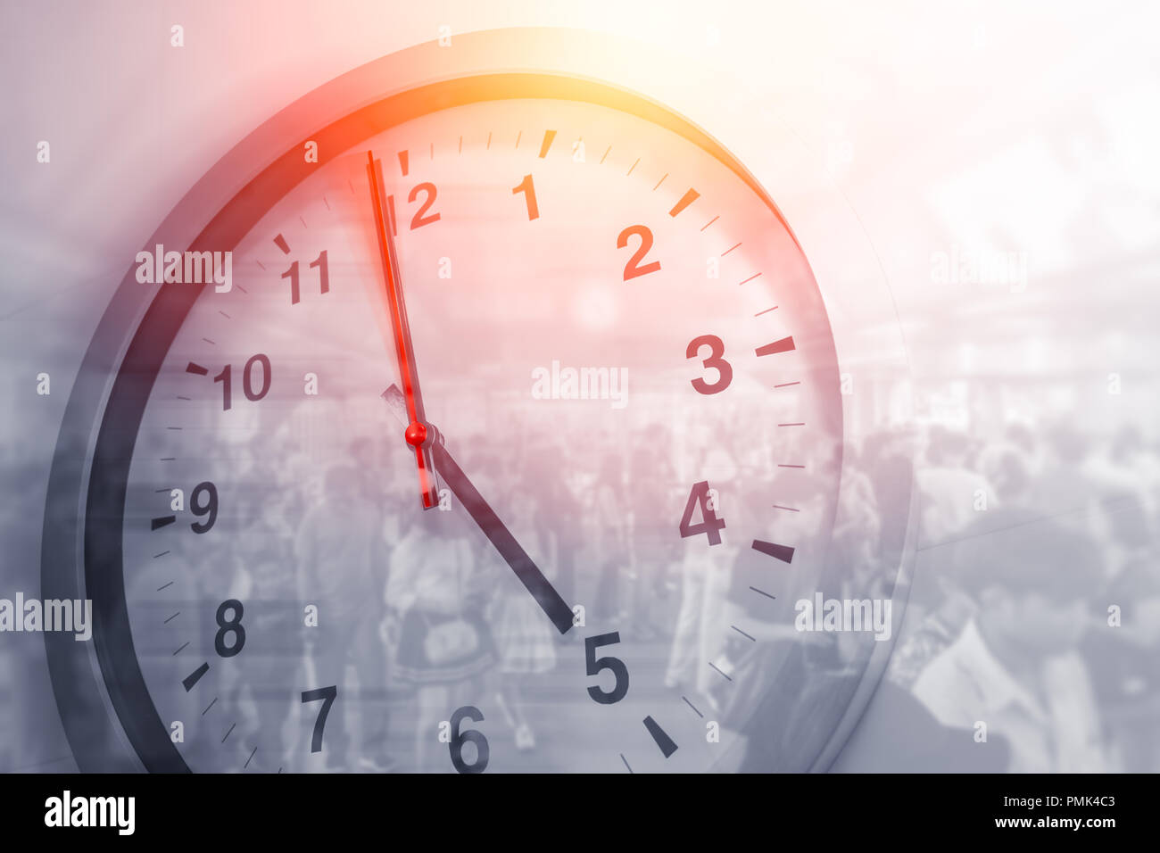 Business Times Heures Personnes Concept De Monde Autour De L Horloge Temps Avec Incrustation Photo Stock Alamy