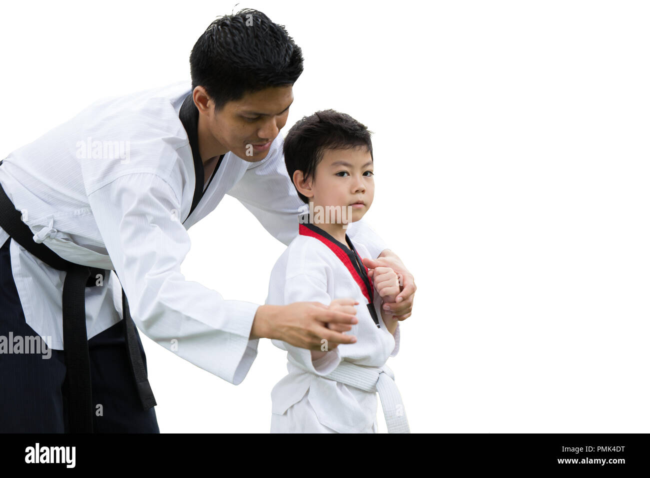 Maître ceinture noire de Taekwondo enfants enseignement pour combattre la garde sur fond blanc Banque D'Images