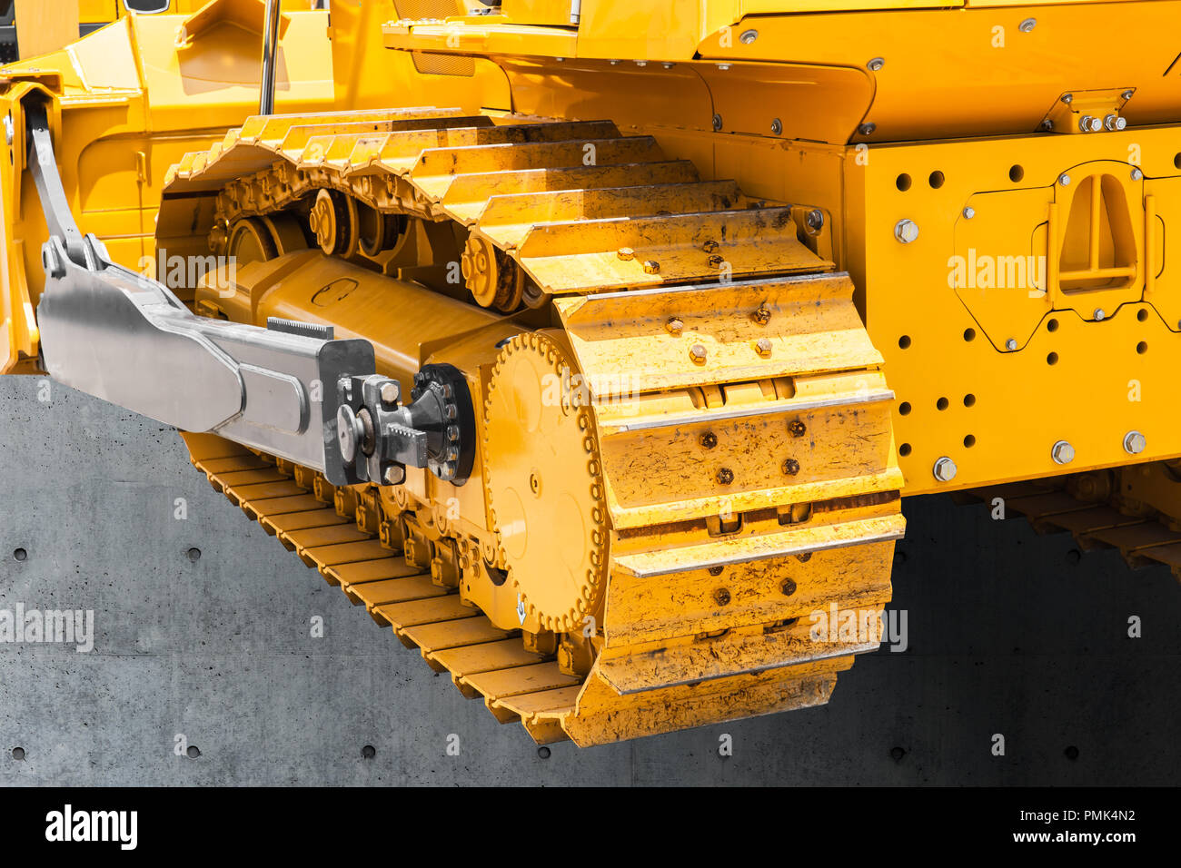 Le suivi continu de la bande de roulement du réservoir de la machine de construction acier chaînes excavatrice roues Banque D'Images