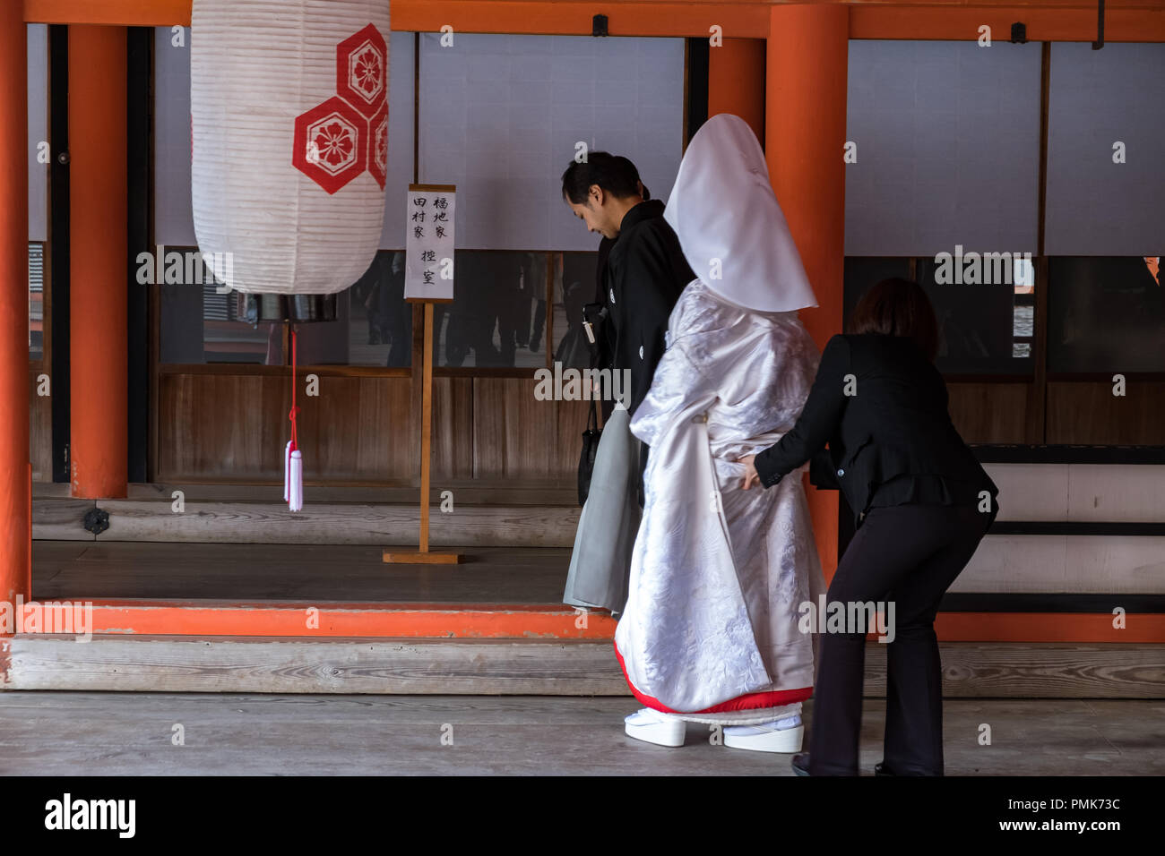 MIYAJIMA, JAPON - DEC 03, 2018 : japonais mariée mariage au sanctuaire d'Itsukushima portant des vêtements traditionnels rouge et blanc Banque D'Images