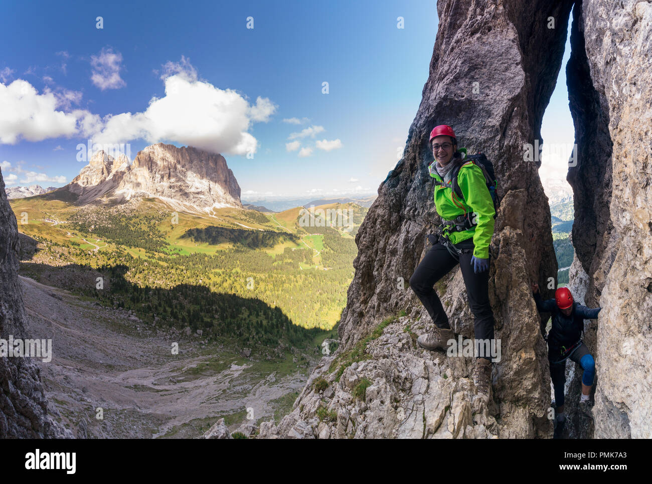 Deux jeunes femmes attrayantes d'alpiniste dans les Dolomites de l'Italie avec une magnifique vue panoramique de la Passo Sella et Langkofel Banque D'Images