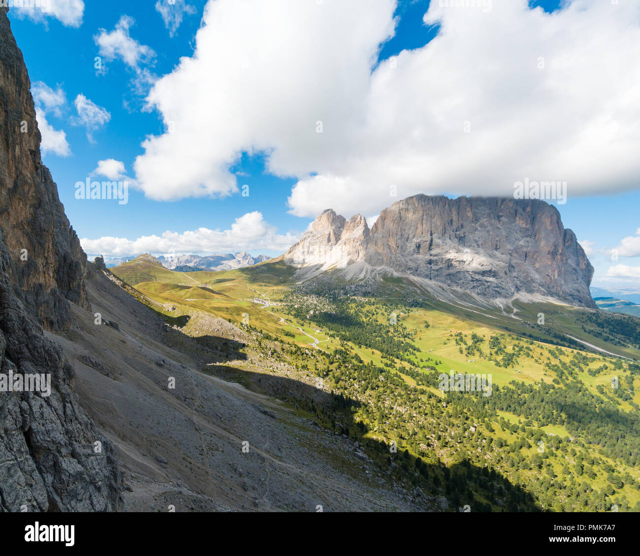 La Dolomite grand paysage d'automne en Alta Badia avec le Passo Sella et une vue sur le majestueux pic Langkofel en Val Gardena en Italie du nord Banque D'Images